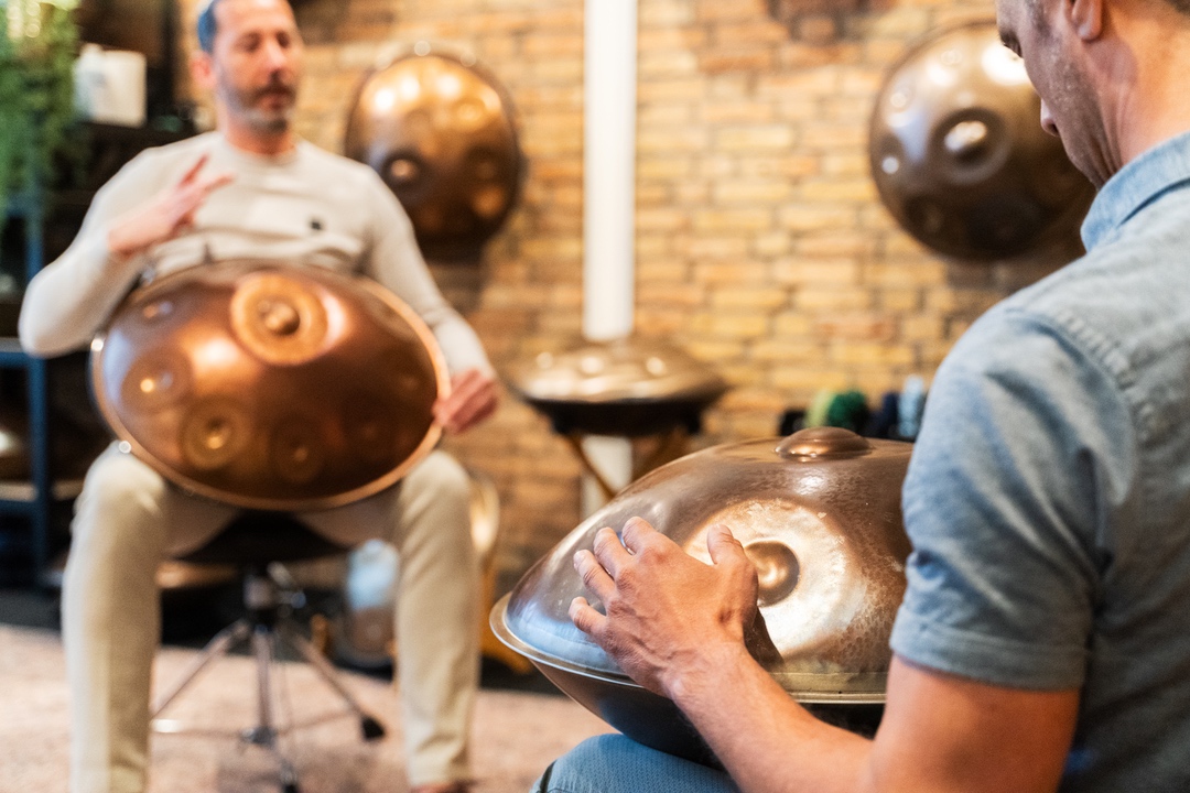 Iemand bespeelt een handpan